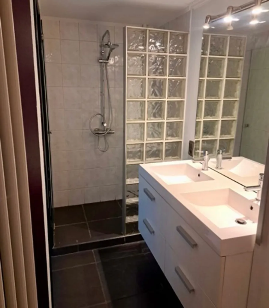 Salles de bain - Maison avec 2 Appartements et Terrasse à Herentals