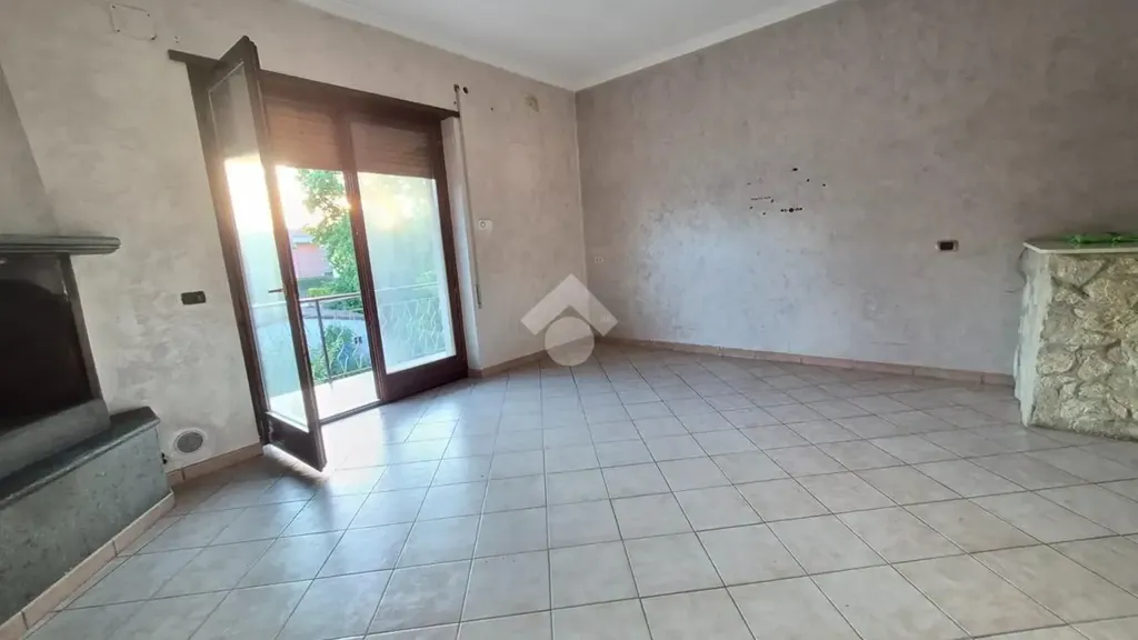 Elutuba - Spacious Apartment with Balcony in Labico