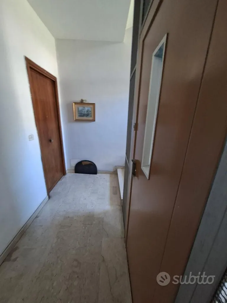 Hallway - Bright 5-Room Apartment with Balcony in Palermo