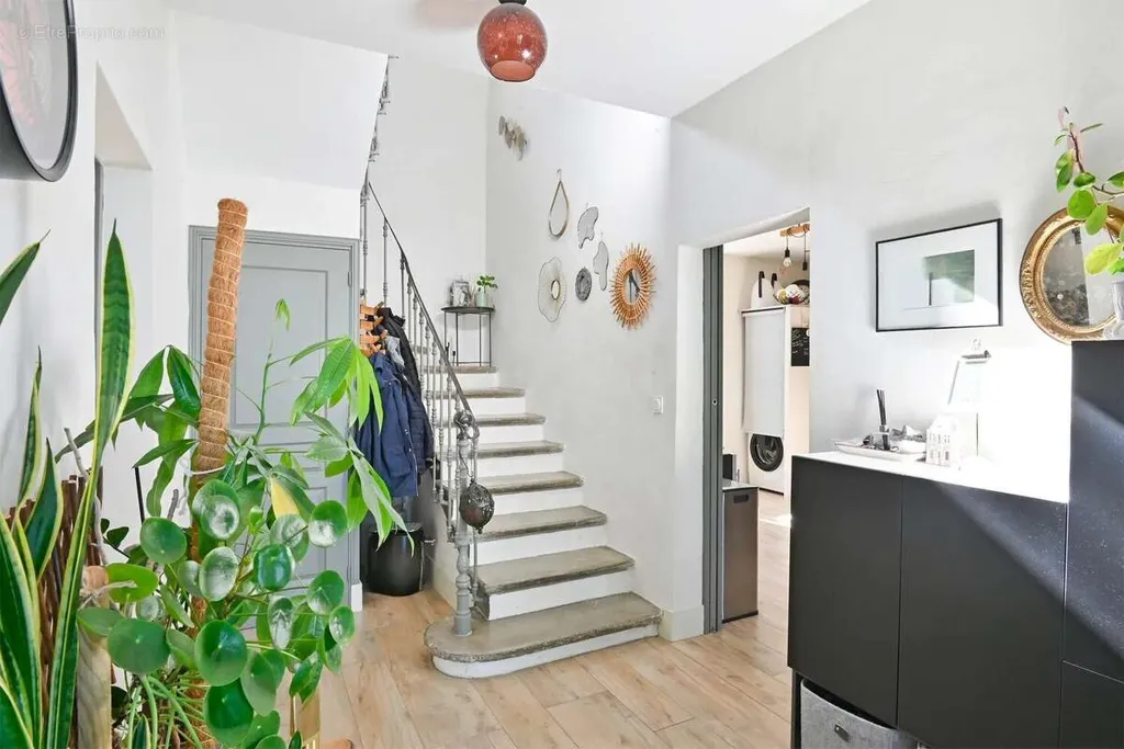 Esik - Renovated Manor with Pool in Moussac