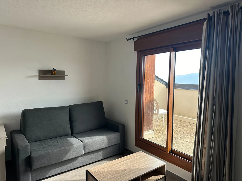 Séjour - Appartement 3 Pièces avec Vue Lac et Montagnes aux Angles