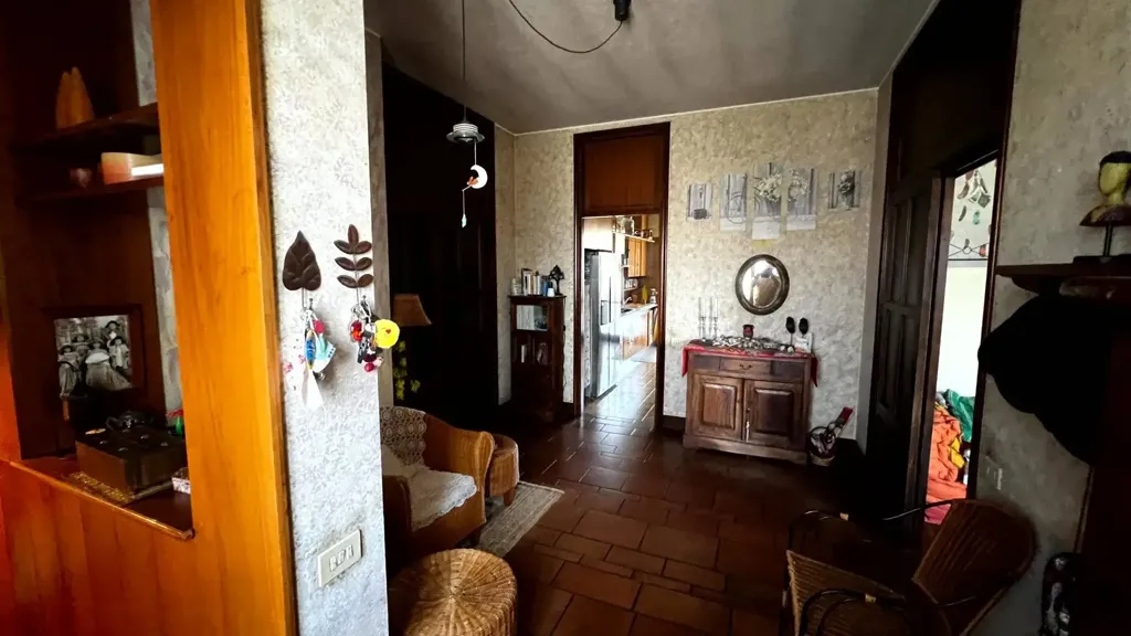 Esik - Villa with Edificabile Potential in Bernareggio