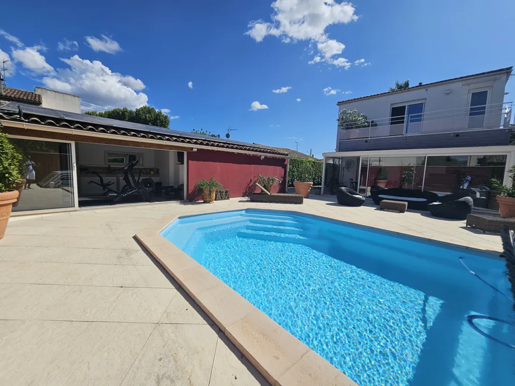 Bassein - Split-Level House with Pool in Lunel