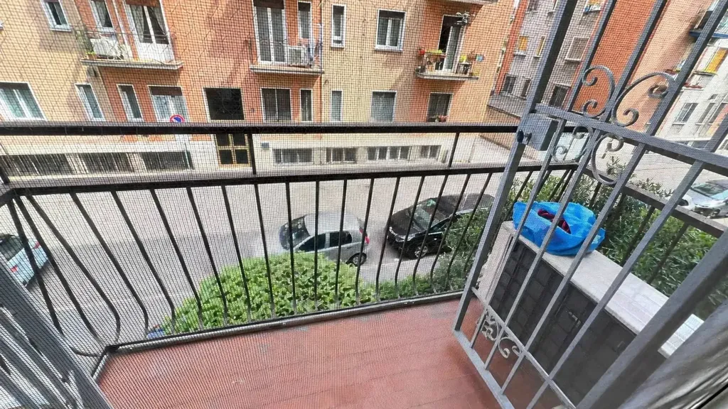 Rõdu - Rusticated Flat with Balcony in Milan
