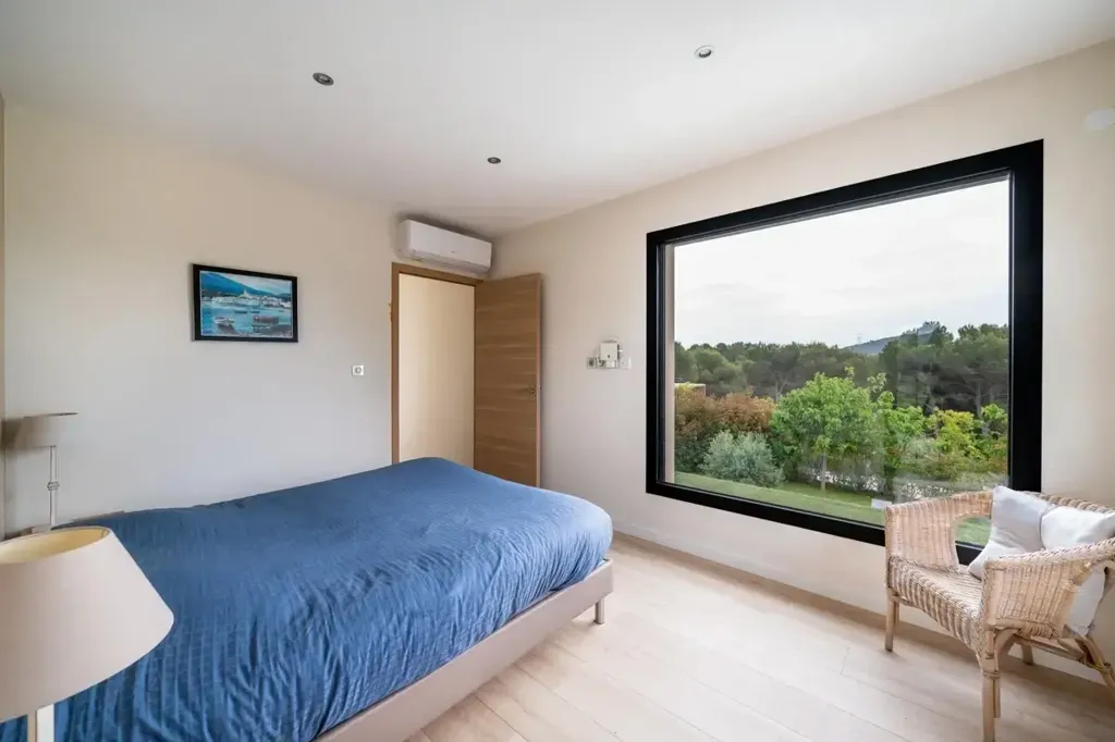 Bedrooms - Family Villa with Pool in Ventabren
