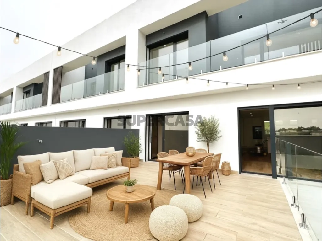 Terrace - Newly Built House with Terrace in Caparica