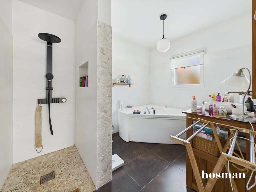 Bathrooms - Family House with Pool in Mérignac