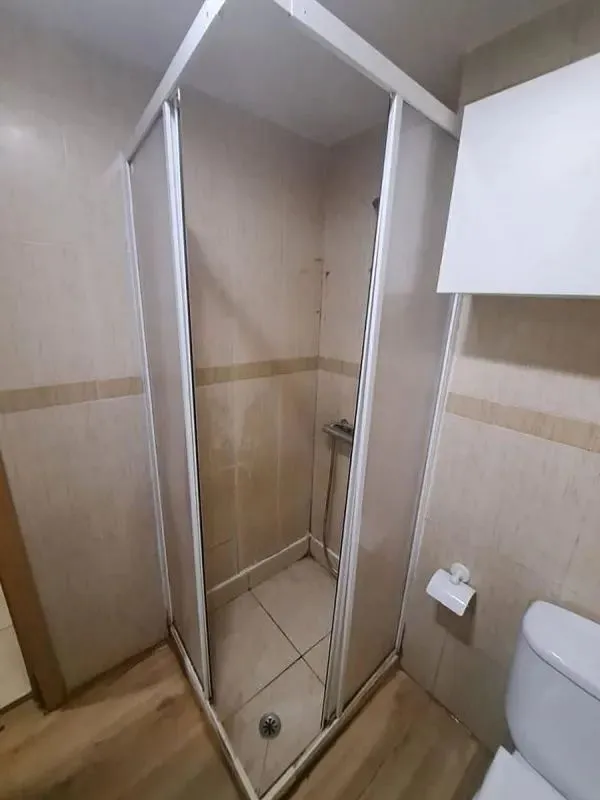 Salles de bain - 3-Bedroom Flat with A/C in Carabanchel