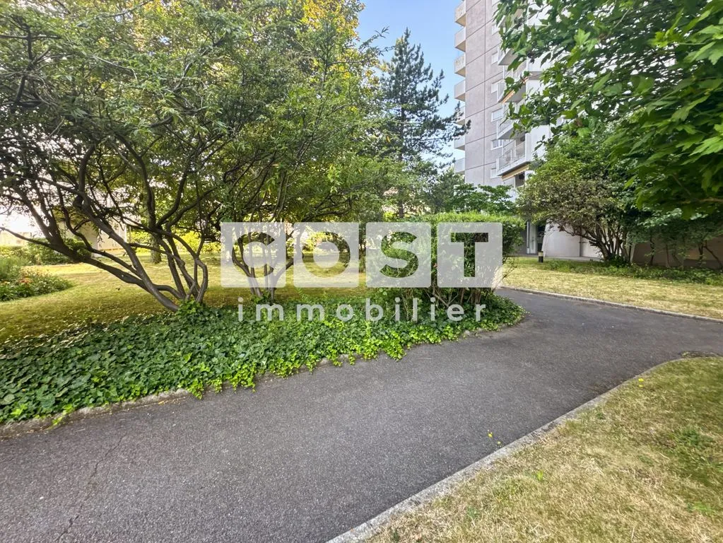 Garden - Luxury Flat with Balcony in Courbevoie