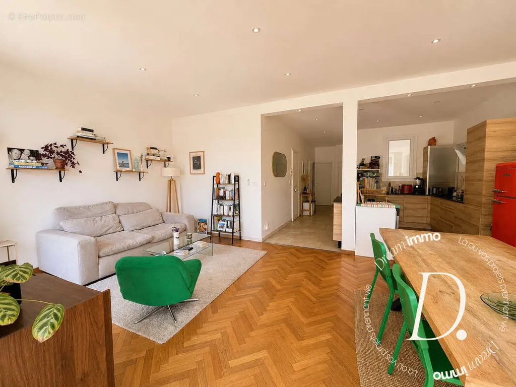 Soggiorno - Characterful T3 with Balcony in Marseille 6e