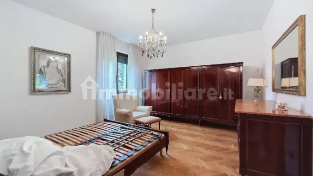 Bedrooms - Spacious Apartment with Balcony in Pisa Centre