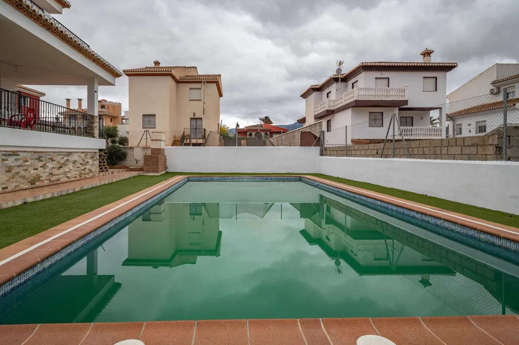 Bassein - Chalet with Pool and Terrace in Otura