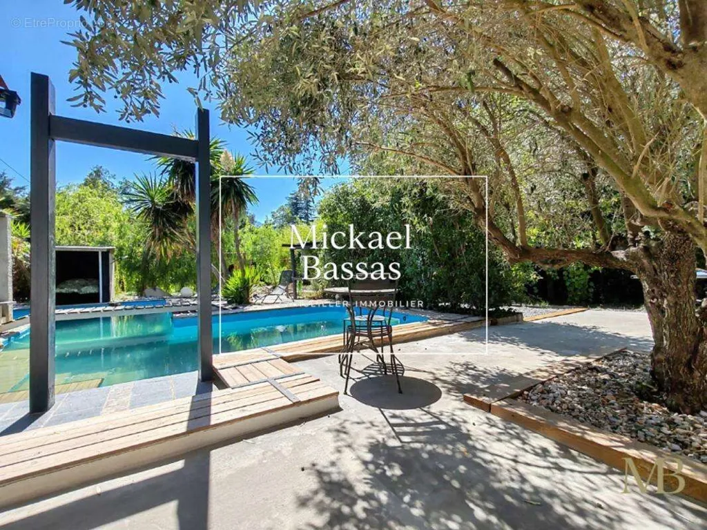 Piscine - Villa Contemporaine avec Piscine à Rigarda