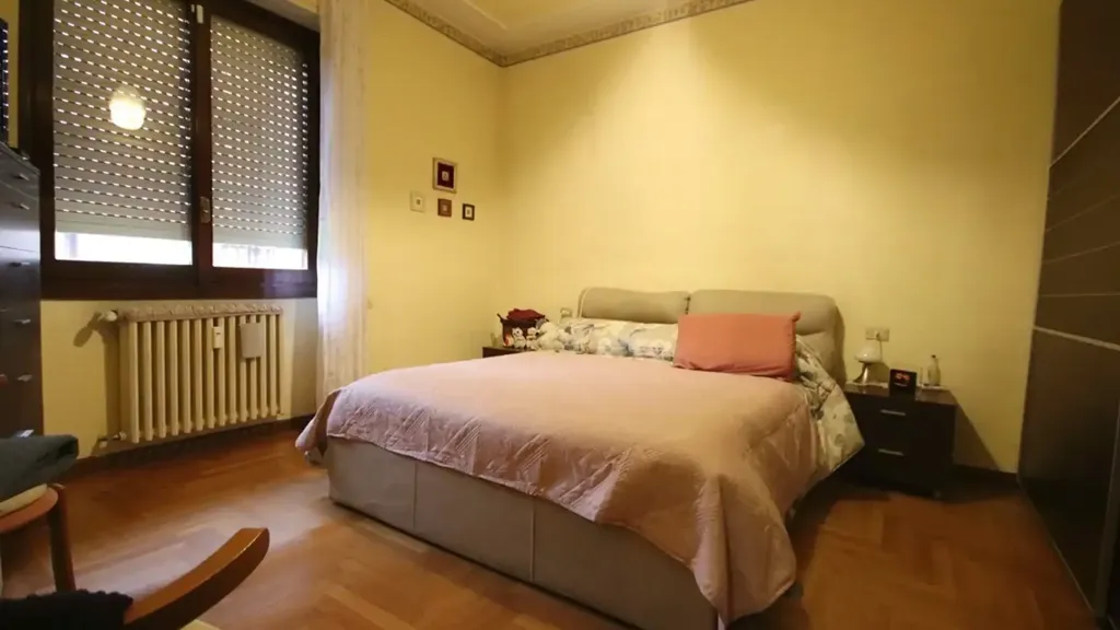 Bedrooms - Four-Bedroom Apartment with Balcony in Monza