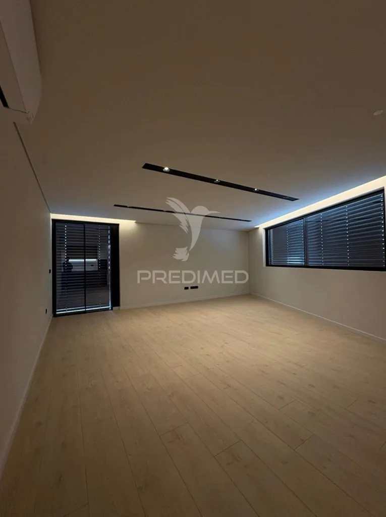 Toad - Modern Studio with Garage in Gondomar S.Cosme
