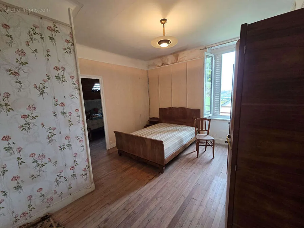 Chambres - Maison à Rénover avec Jardin au Cœur de Bugeat