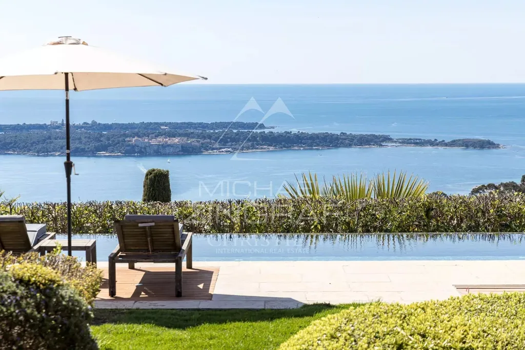 Piscine - Villa avec Vue Panoramique sur la Mer à SuperCannes