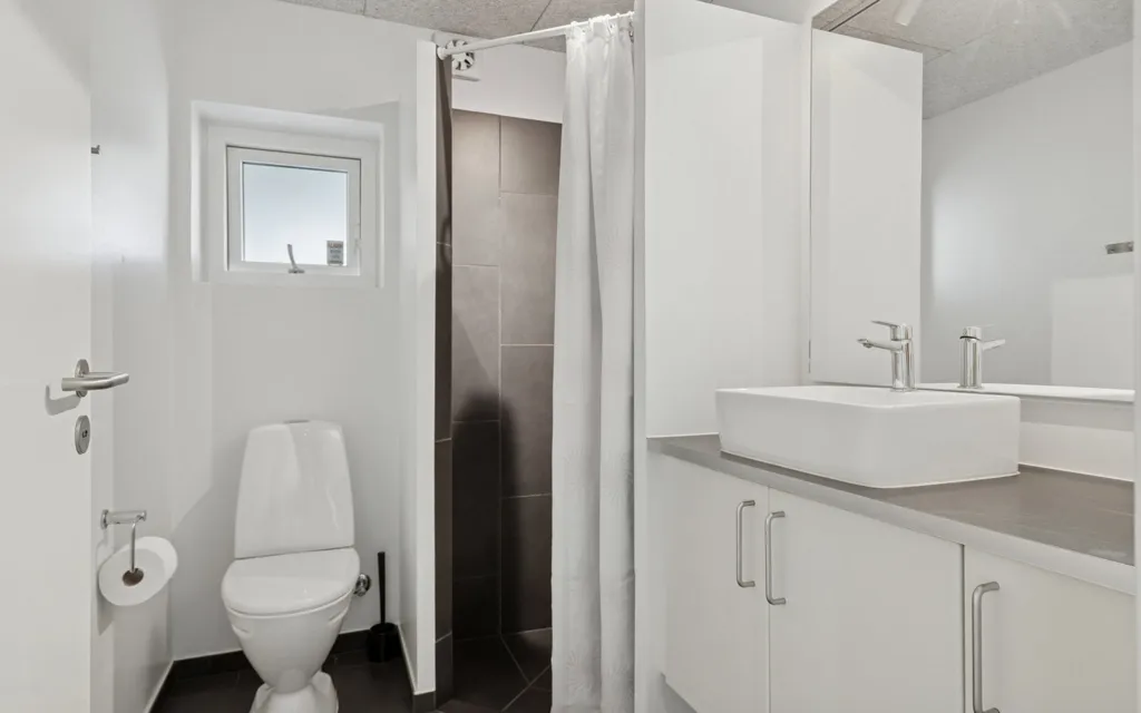 Salles de bain - Eco-Friendly Villa with Solar Panels in Kollund