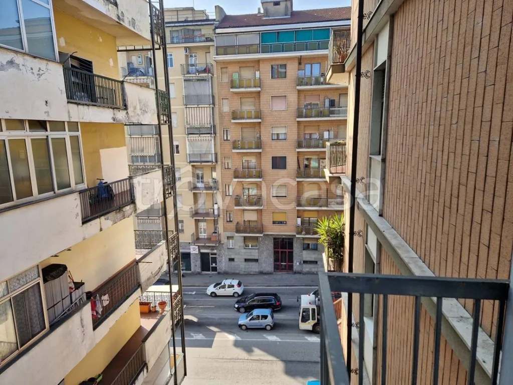 Balcon - Apartment with Three Exposures in Turin