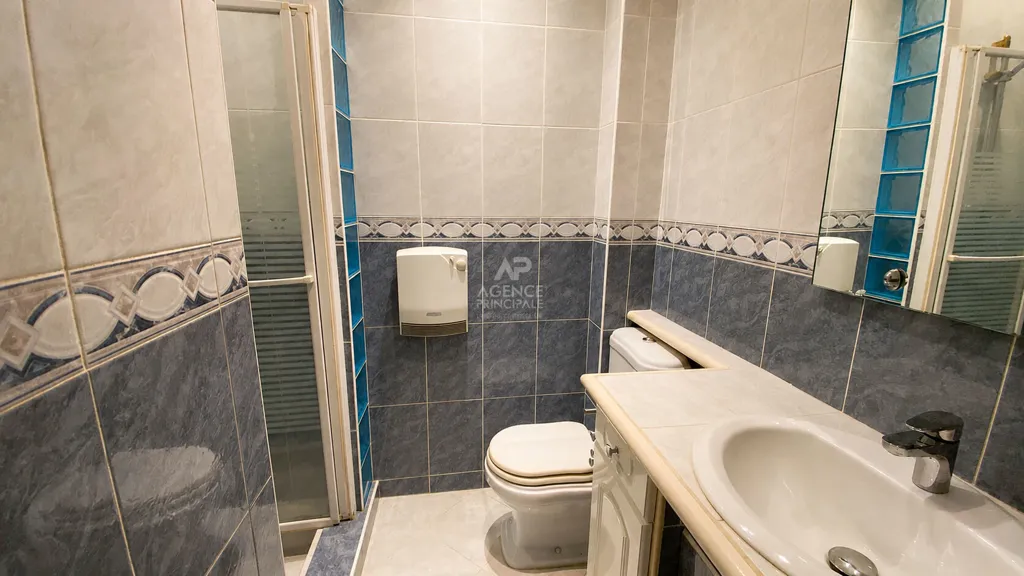 Bathrooms - Charming 2-Bed Flat with Garden View in Chaville