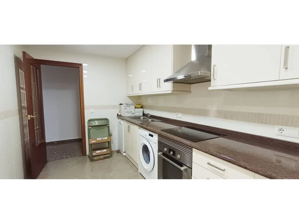 Köök - Ample 4-Bedroom Flat with Balcony in Castellón Centre