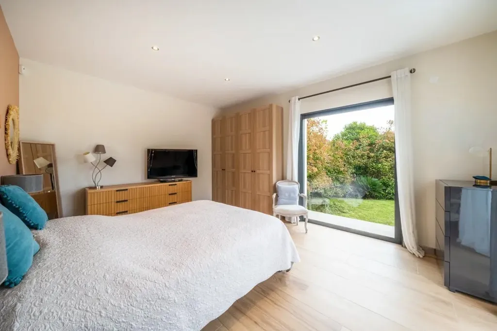 Bedrooms - Family Villa with Pool in Ventabren