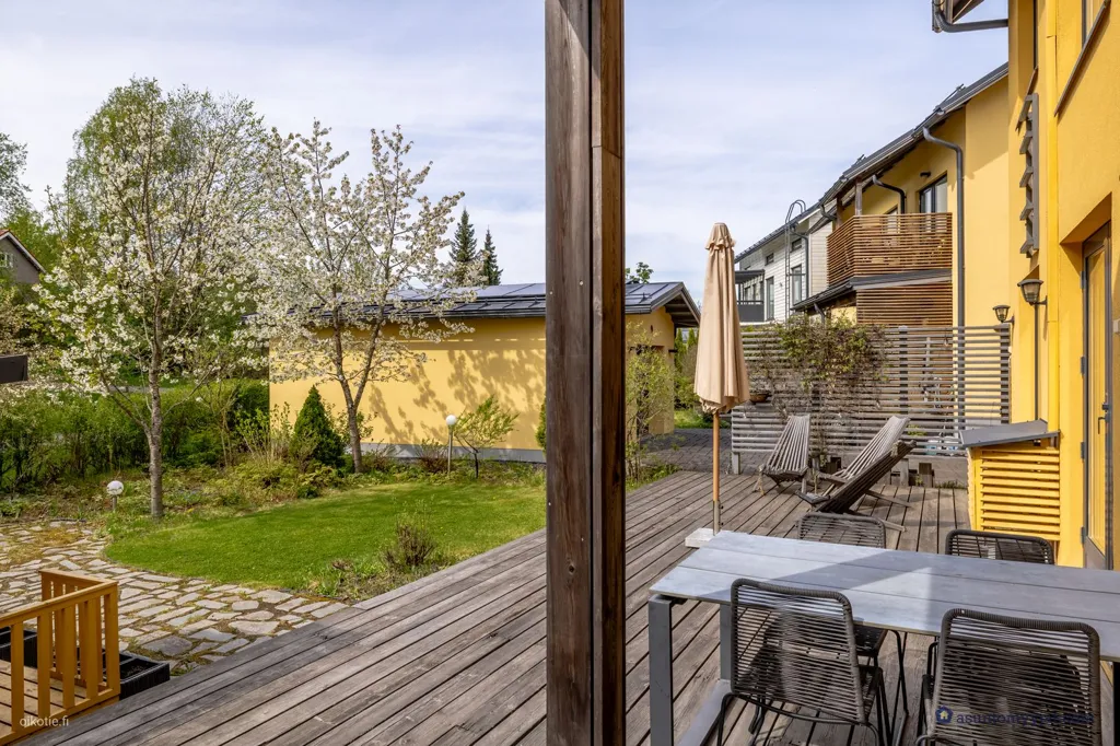 Terrass - Stone House with Garden in Torpparinmäki, Helsinki