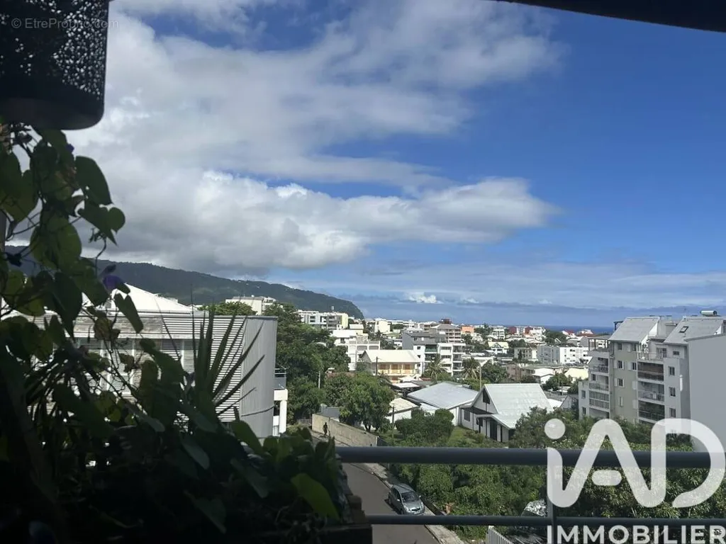 Balcony - T3 Apartment with Balcony in Saint-Denis