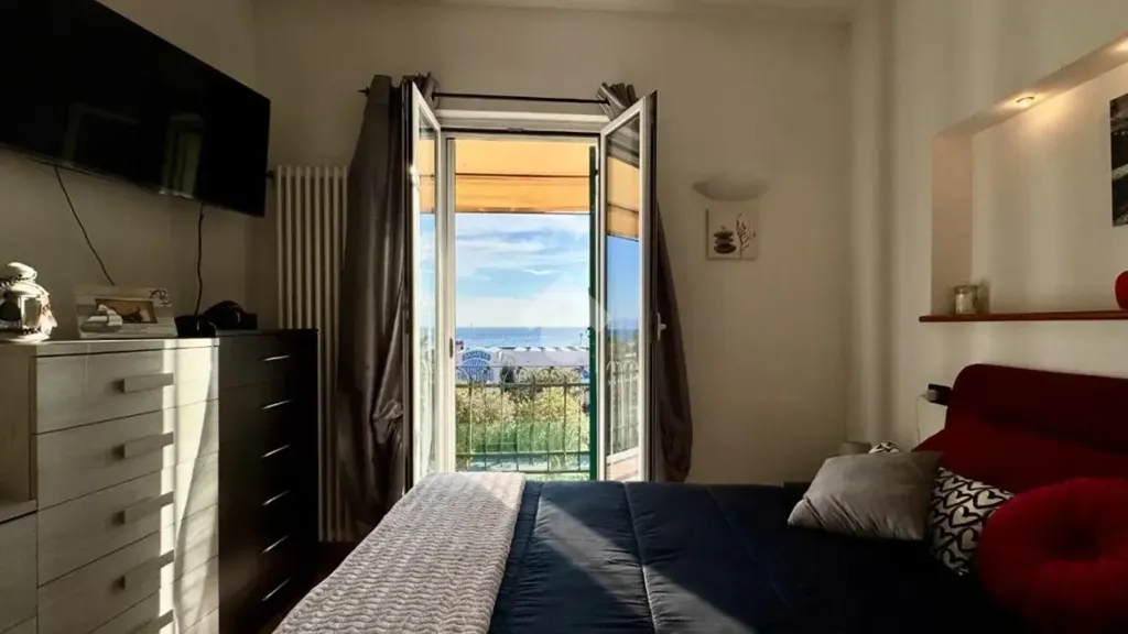 Chambres - Quadrilocale with Sea View Balcony in Noli