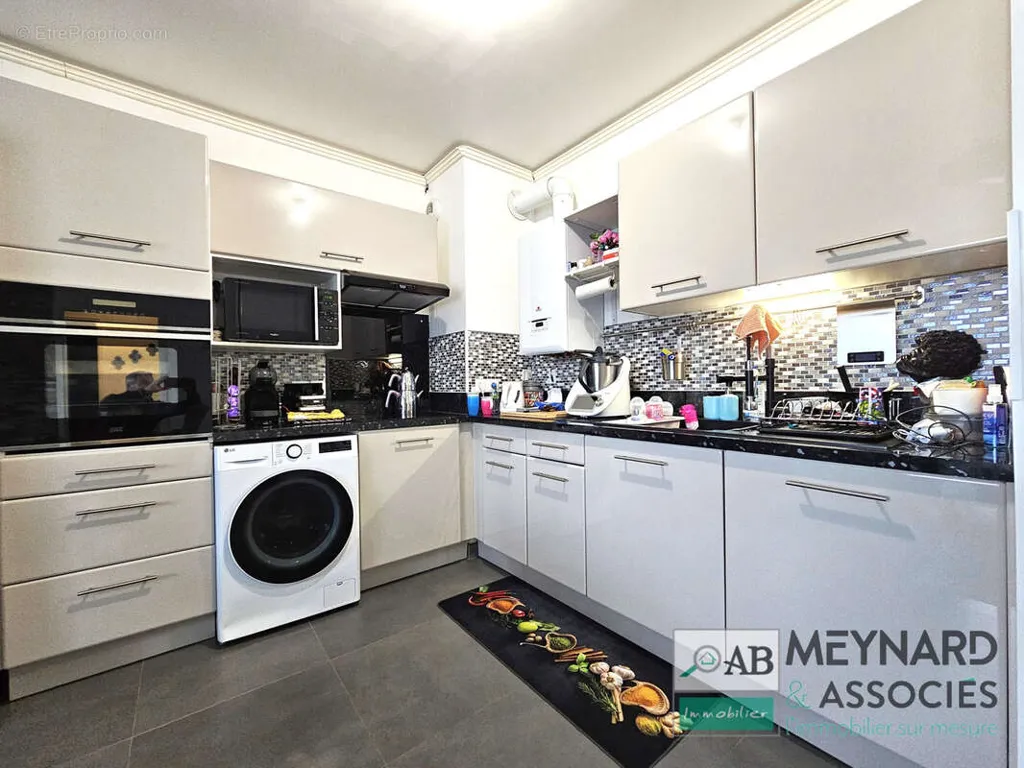 Kitchen - Bright 3-Bed Flat with Balcony in Torcy