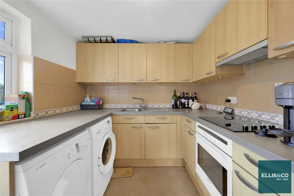 Kitchen - 6-bedroom house in Barnet