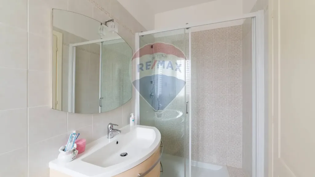 Bathrooms - Independent House with Private Garden in Ostra