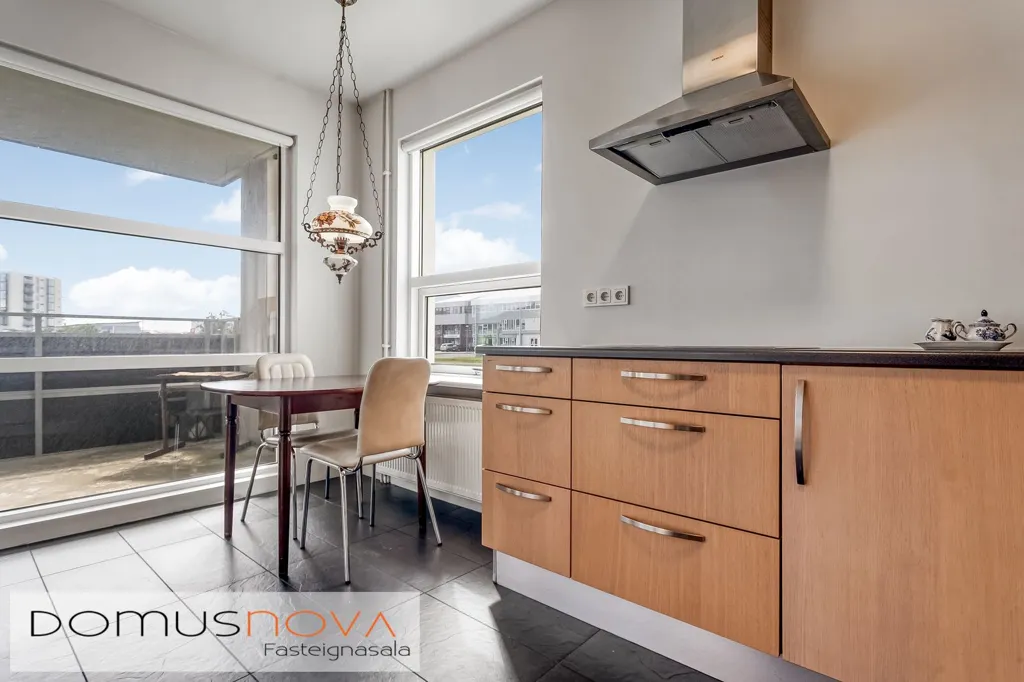Salle à manger - Two-Bedroom Apartment with Balcony in Akranes