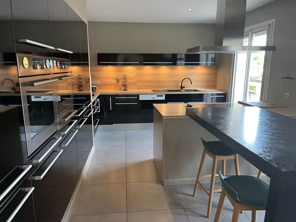 Kitchen - Family House with Pool in Quiet Area