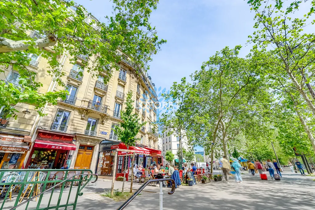 2-Bedroom Paris Flat with Balcony
