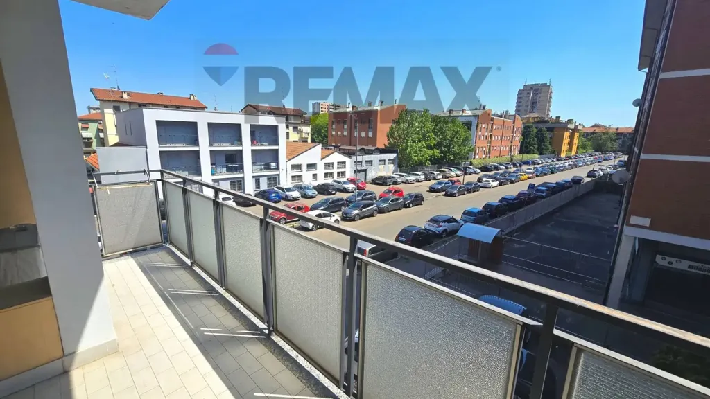 Rõdu - Spacious Triplex with Balcony in Milan