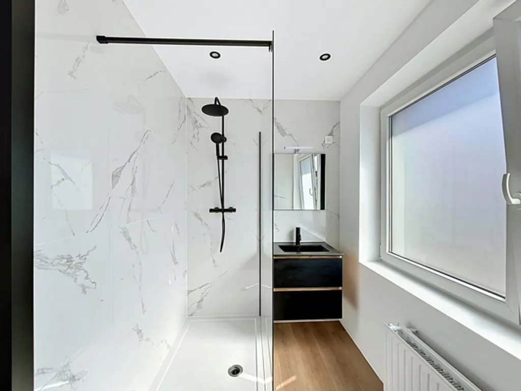 Salles de bain - Maison de Bel Étage avec Terrasse et Jardin à l'Ouest