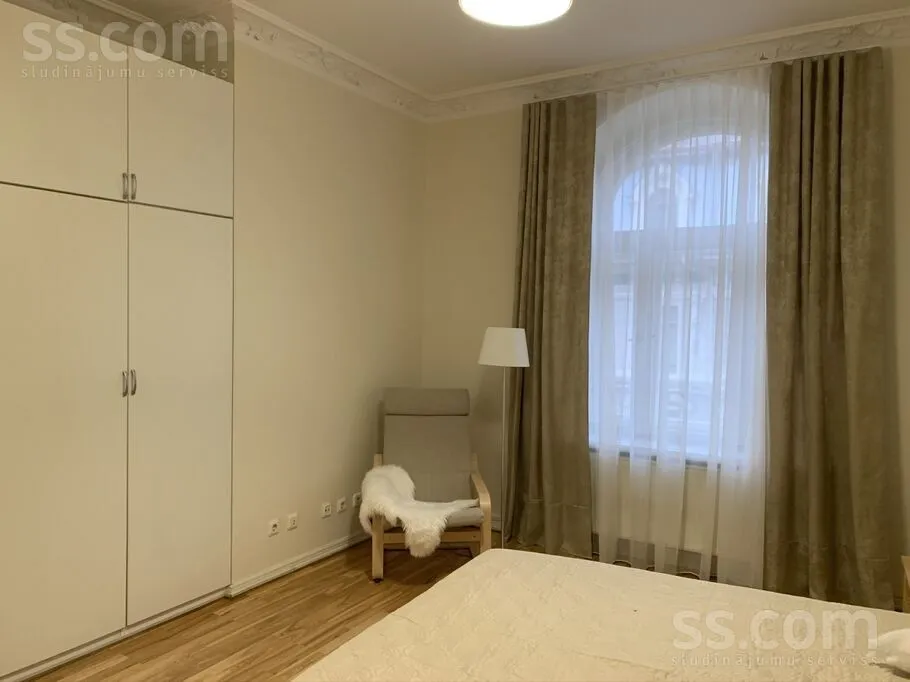 Chambres - Furnished Apartment with High Ceilings in Riga Centre
