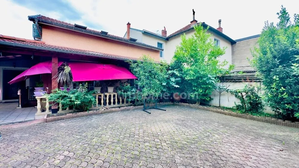 Jardin - Maison Ancienne Rénovée avec Cour à Villeurbanne
