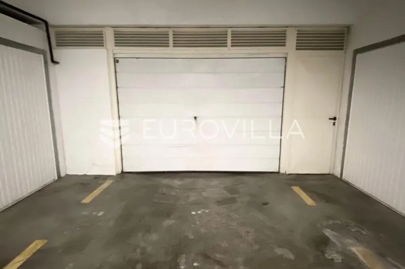 Garage - Hotel with Pool in Žnjan, Split