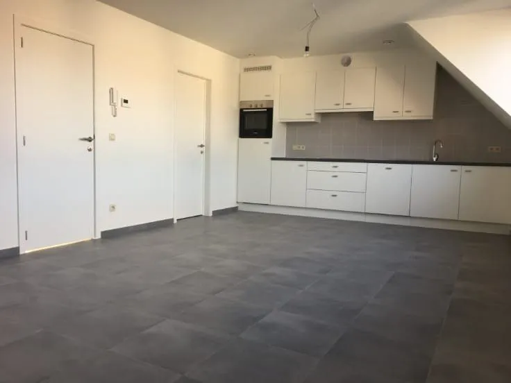 Köök - East-Facing Flat with Large Window in Halle