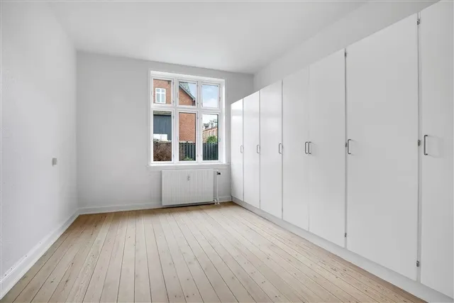 Chambres - 5-Room Apartment with Shared Garden in Central Location