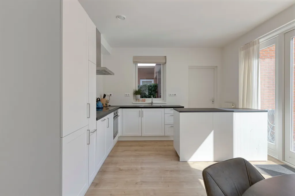 Köök - Spacious Villa with Solar Panels in Woubrugge