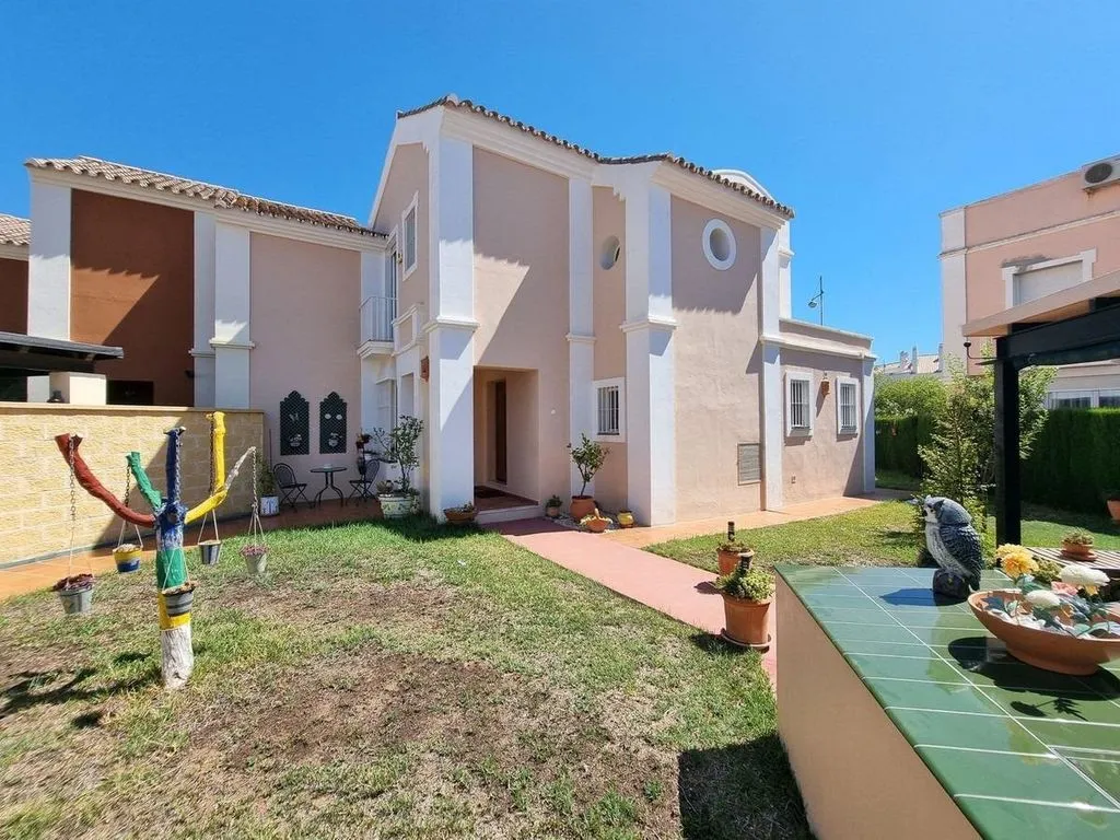Aed - Corner Luxury House with Pool Potential in San Pedro