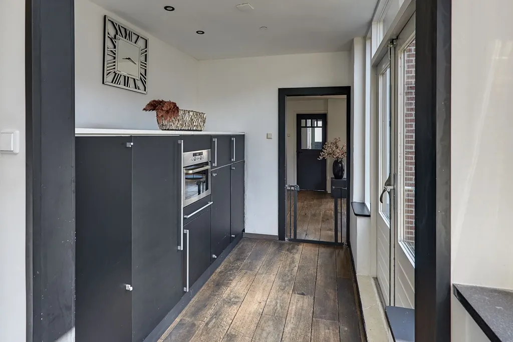 Entrée - End-Terrace House with Multifunctional Annex in Tweelingstad