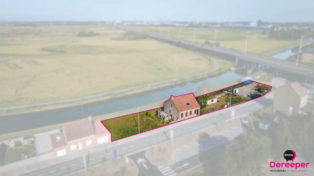 Vue aérienne - Maison à rénover avec vue sur l'eau à Oudenburg