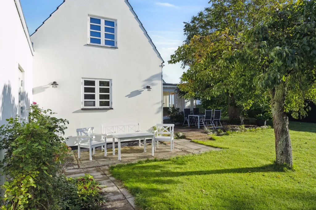 Aed - Renovated Villa with Waterside in Strøby Egede