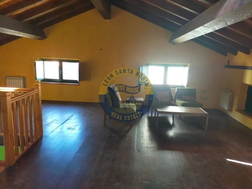 Pièces - Restored Chalet with Rustic Charm in León