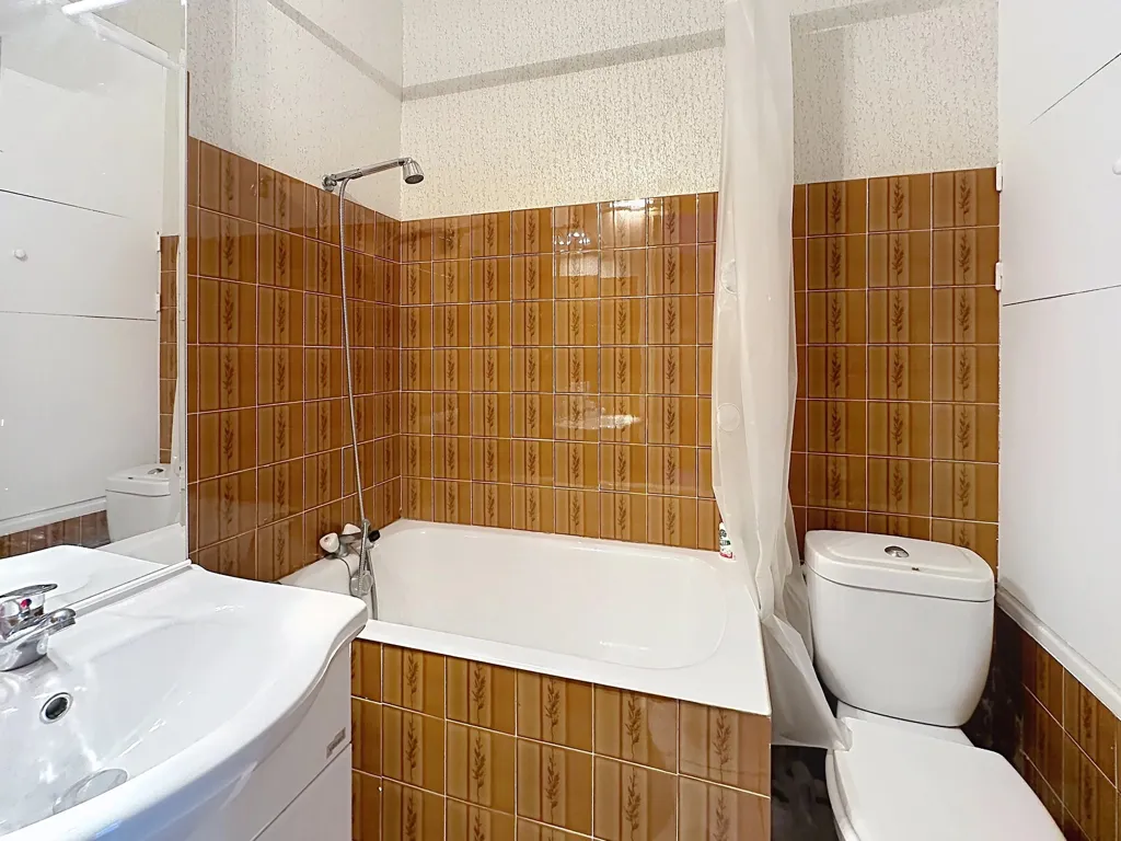 Vannitoad - Renovated Apartment with Balcony in Chabottes