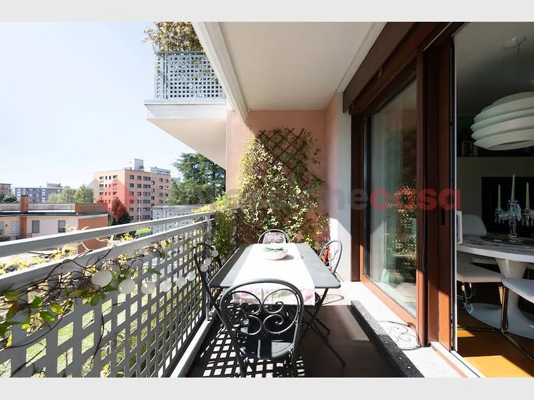 Balcone - Modern 3-Bedroom Apartment in Buccinasco